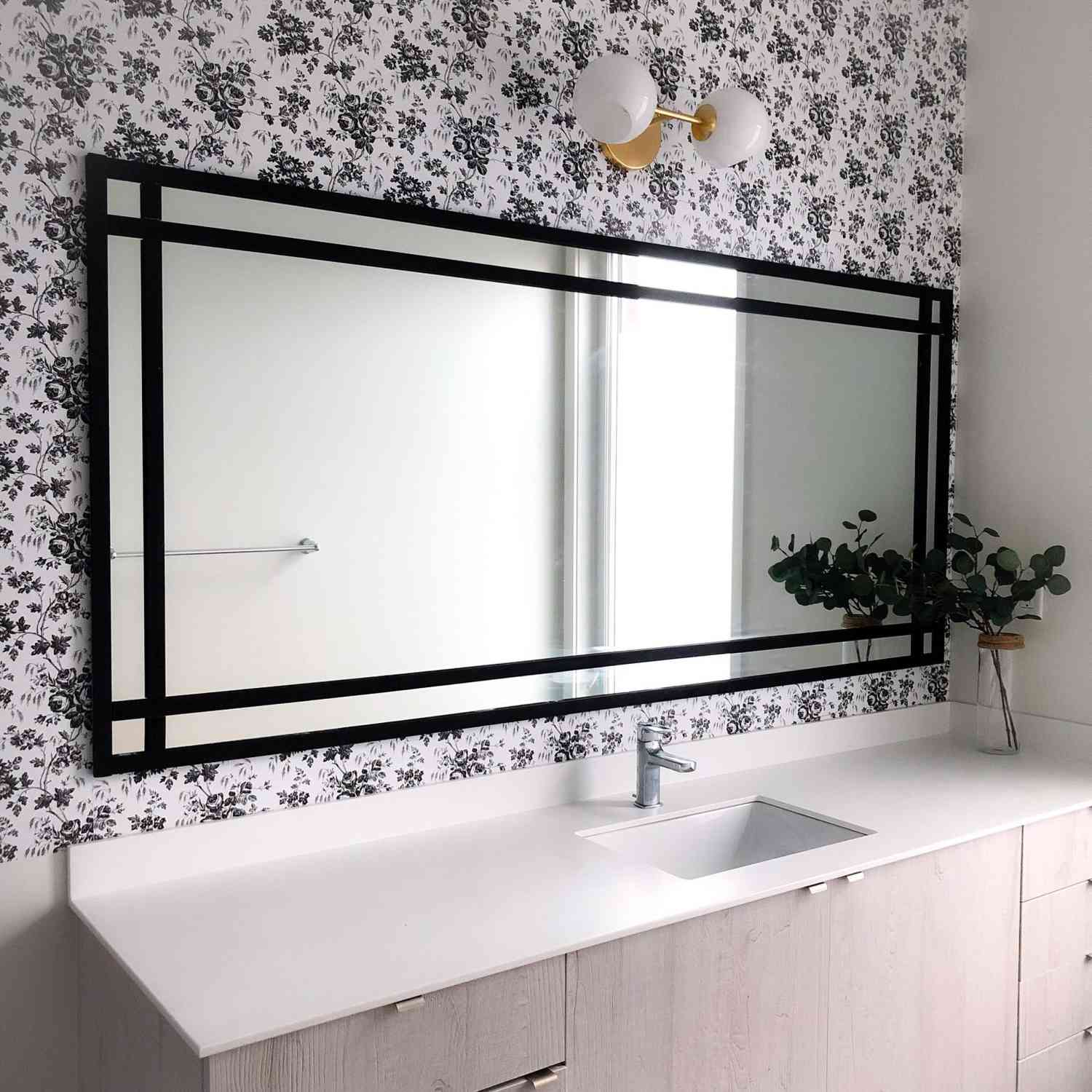 Un cadre de miroir de salle de bain industriel DIY