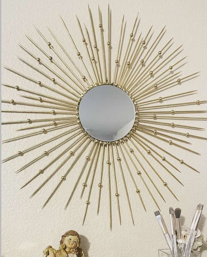 un cadre miroir en forme de soleil DIY à l'aide de bâtons et de perles