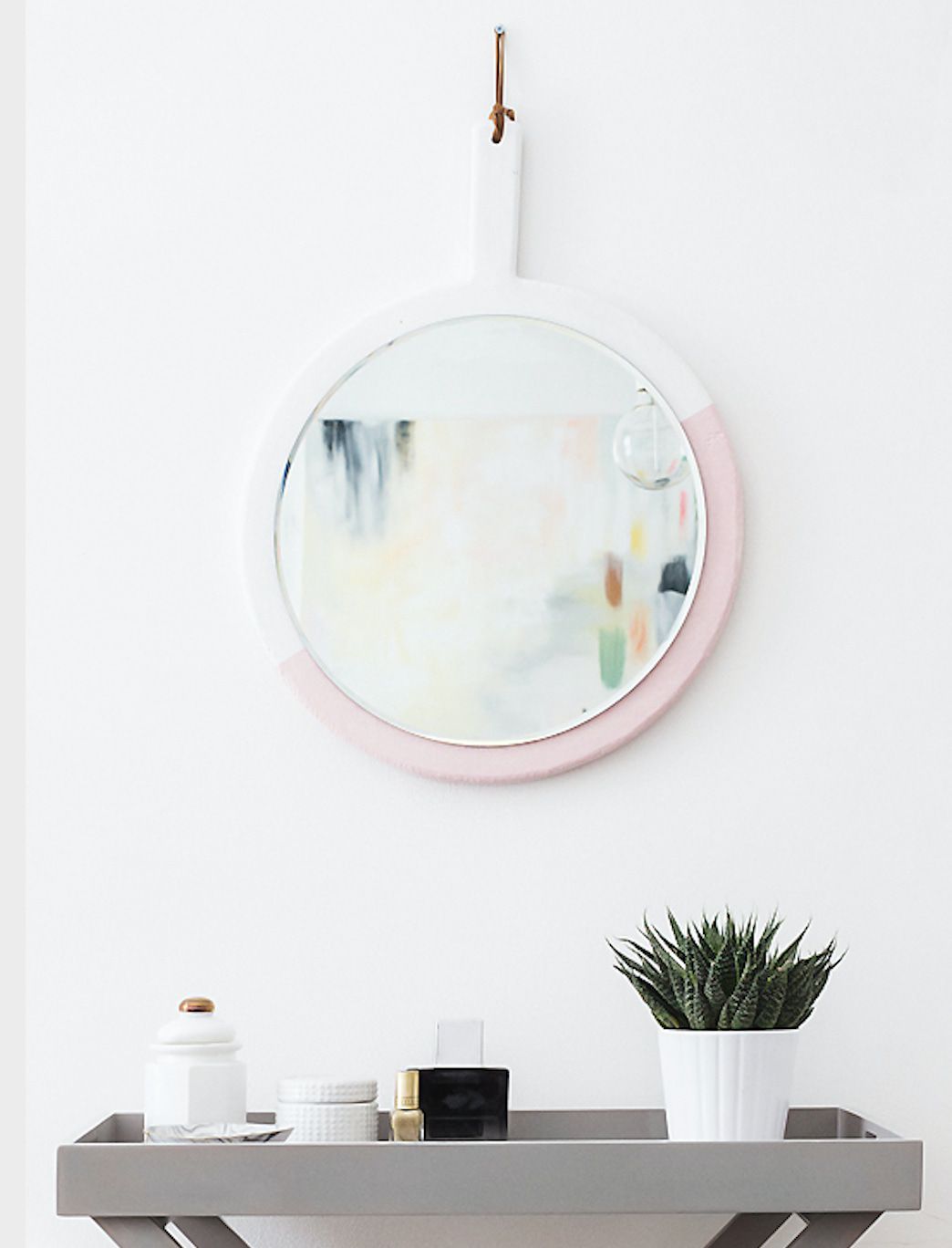 un cadre de miroir rond color block DIY en rose et blanc