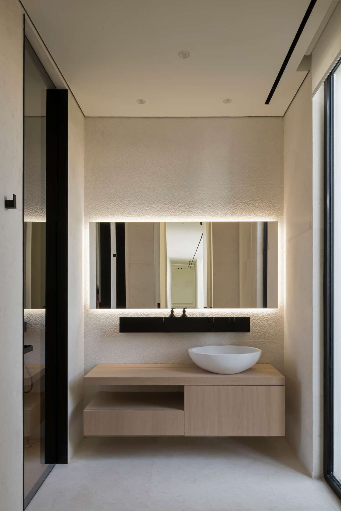 Salle de bains luxueuse avec un grand miroir rectangulaire