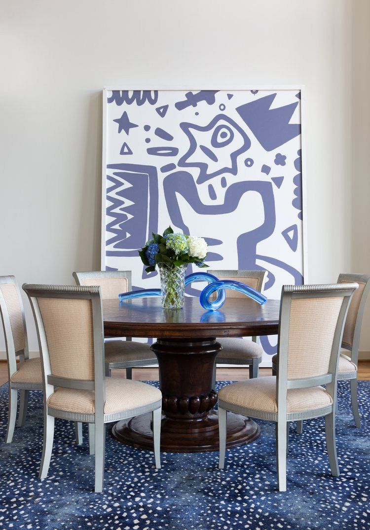 Une œuvre d'art bleue sur une table à manger
