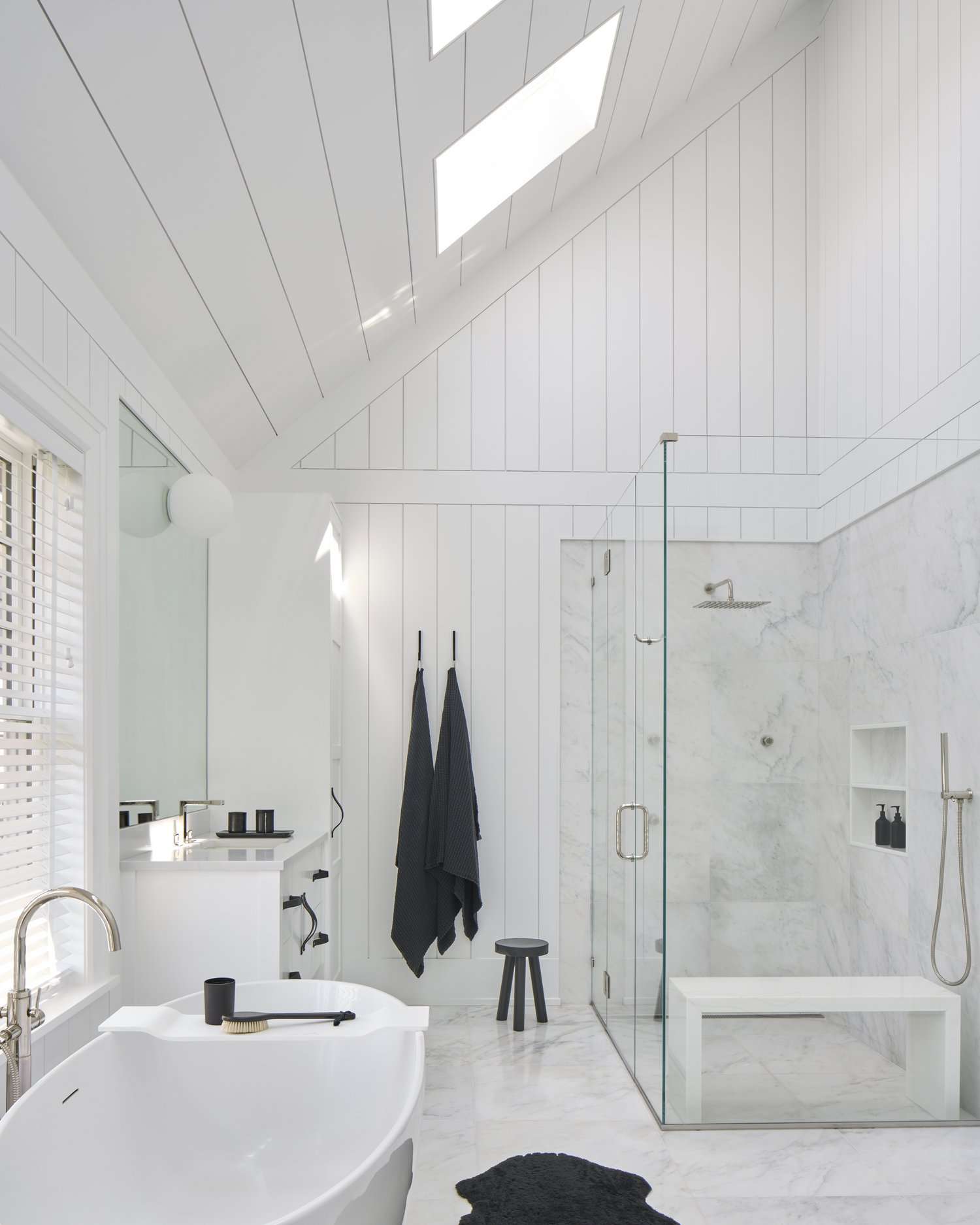 murs et plafond de la salle de bain en shiplap blanc