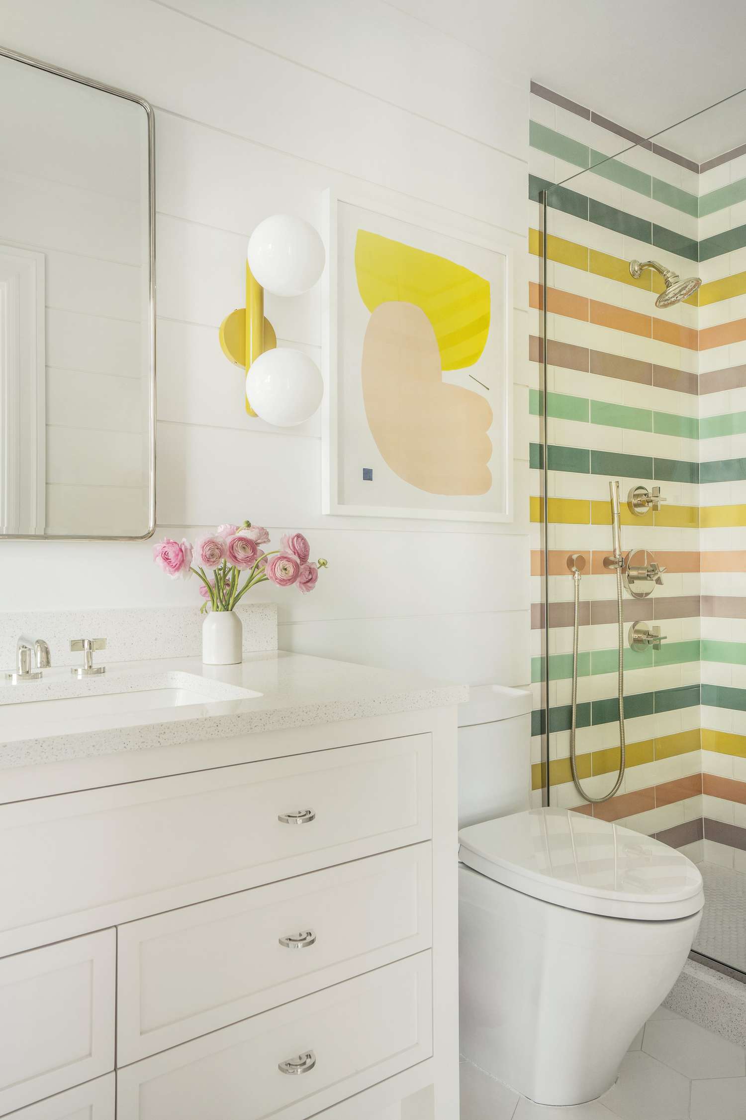 salle de bain moderne en shiplap avec carrelage coloré