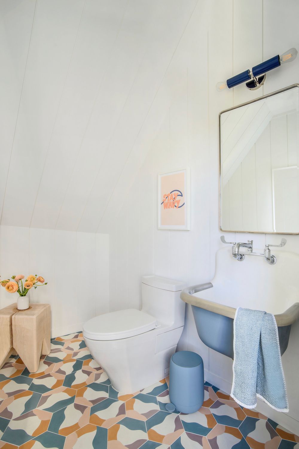 salle de bain moderne en shiplap avec carrelage géométrique