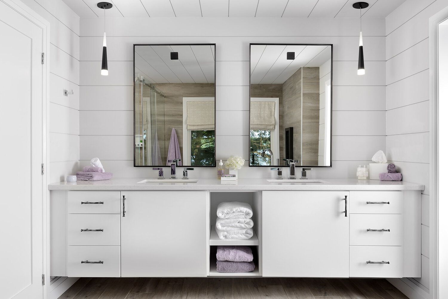 salle de bain moderne en shiplap blanc