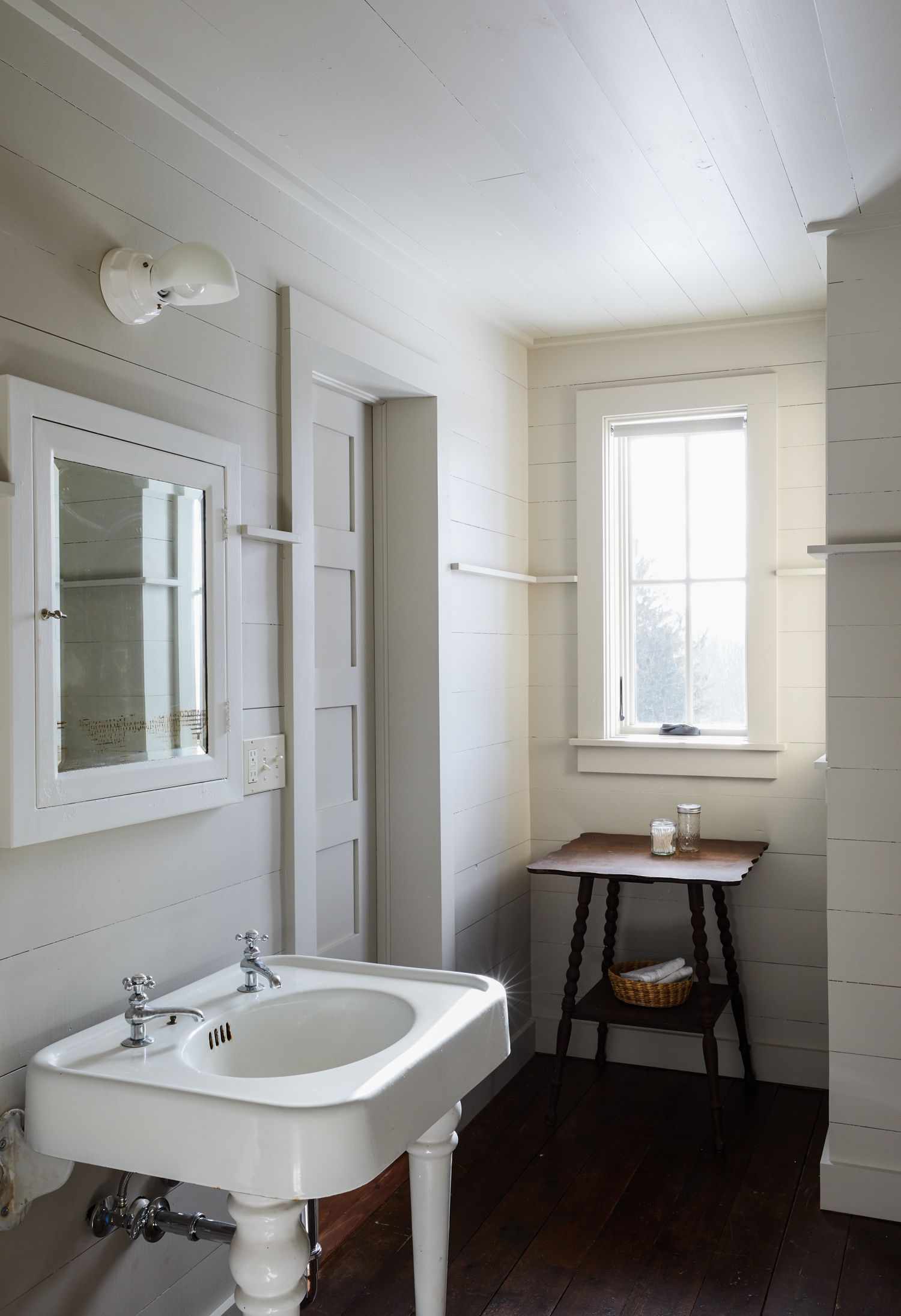 salle de bain vintage avec murs en shiplap