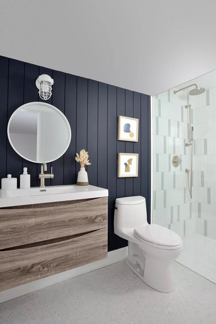 mur d'accent de la salle de bain en shiplap bleu nuit