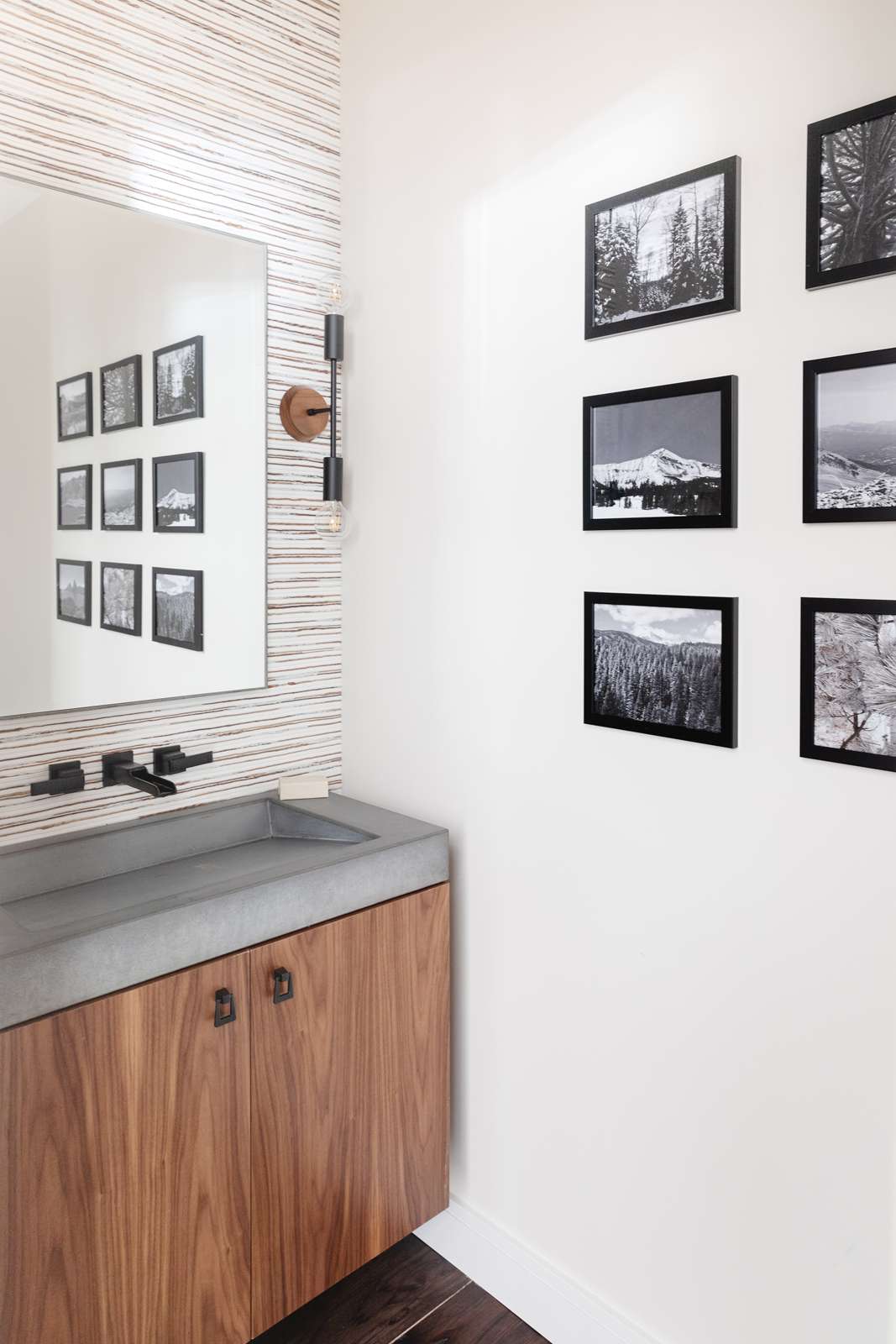 Un mur d'exposition en noir et blanc dans une salle de bain