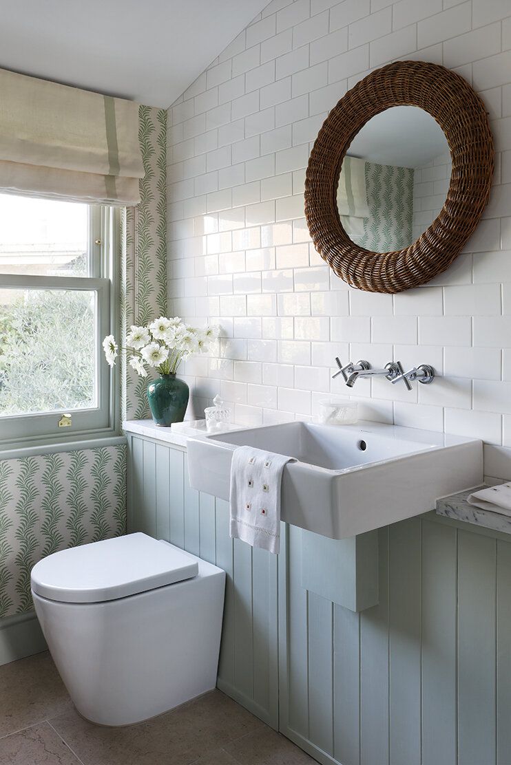 Une salle de bains avec un mur d'accent vert et blanc