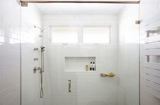 Salle de bain au sous-sol avec fenêtres raccourcies