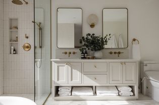 Vue de la vanité, des miroirs et de la douche de la salle de bain Bloor West