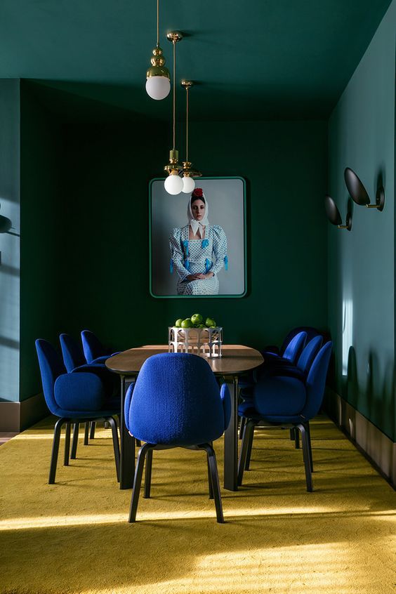 Chaises bleues et mur dans la salle à manger