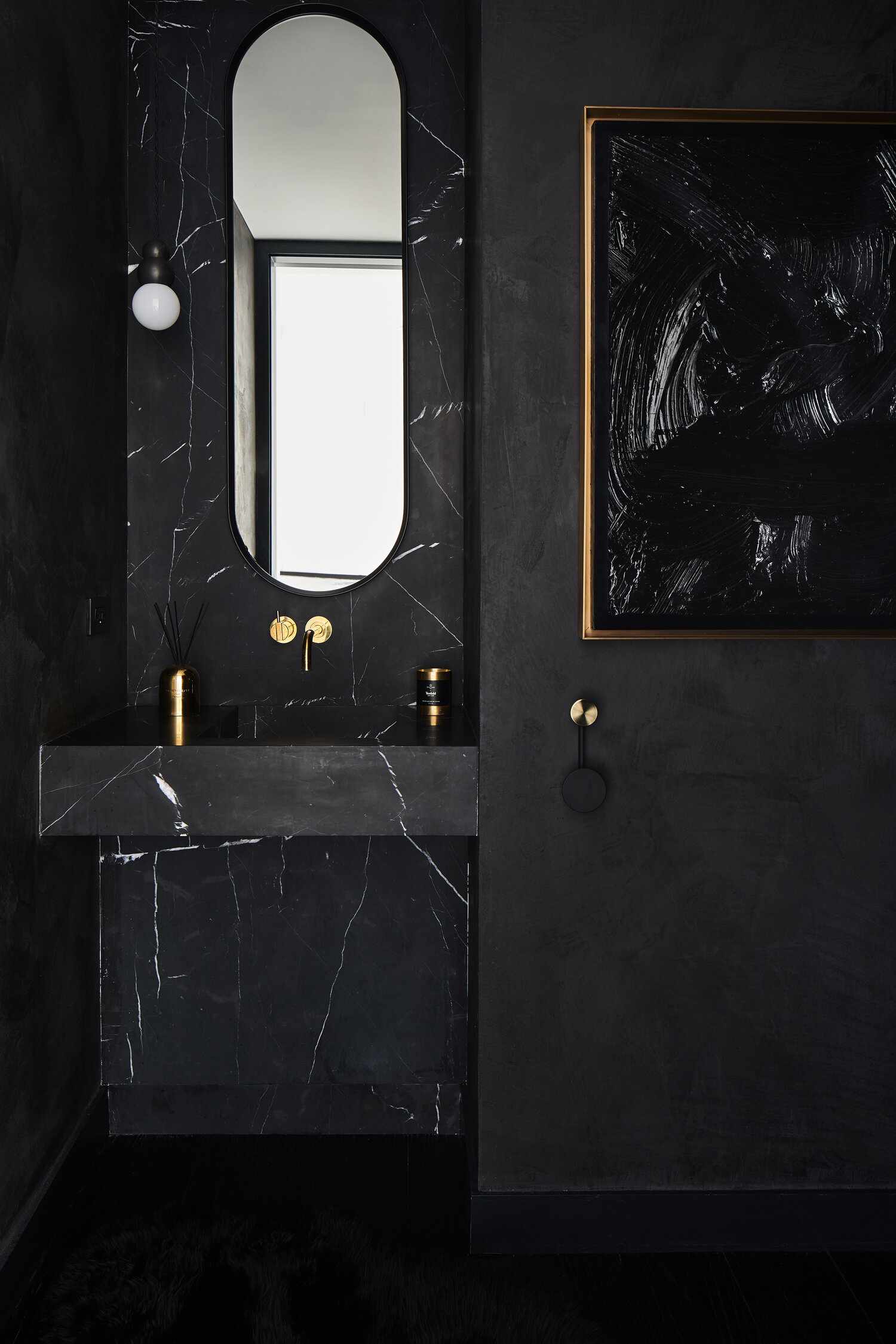 luxueuse salle d'eau en pierre noire