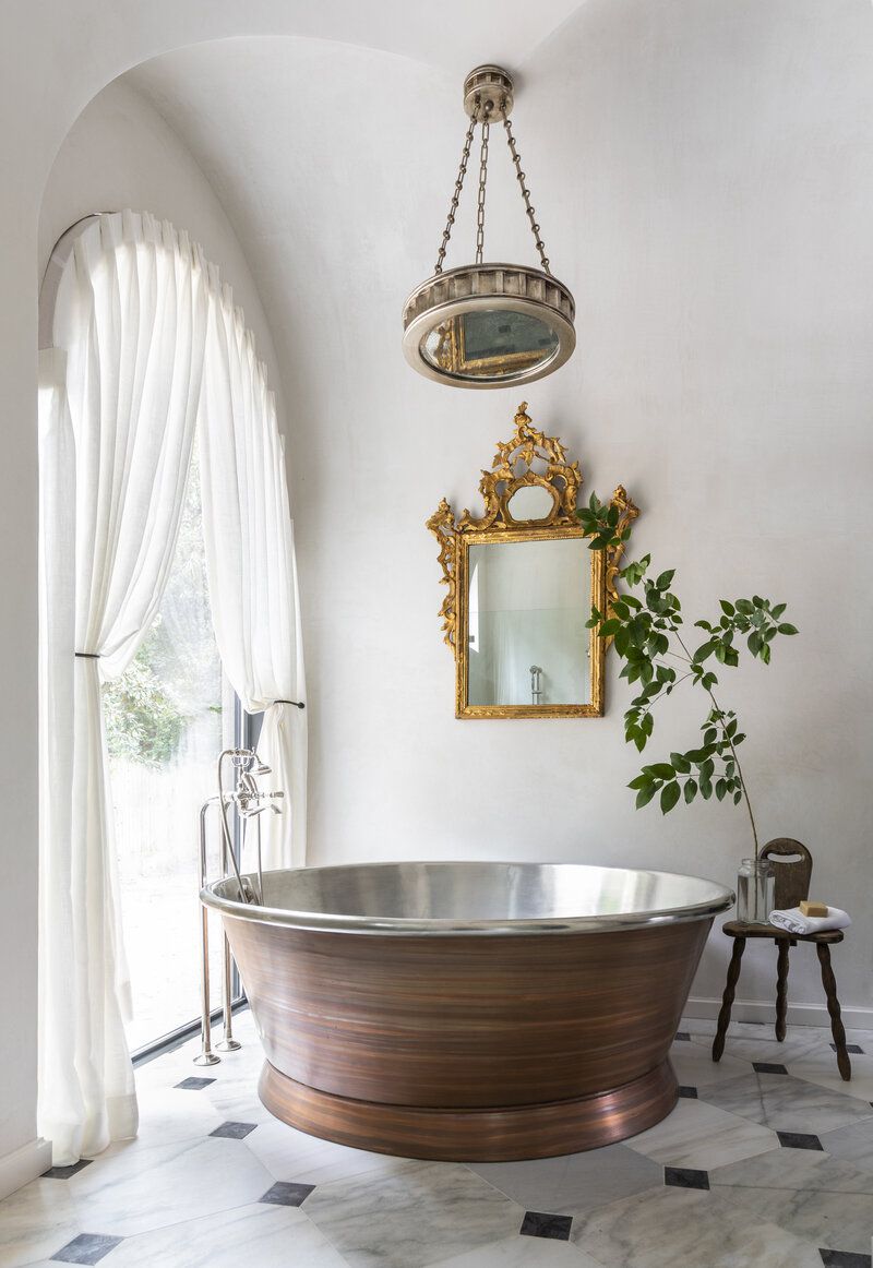 salle de bain luxueuse avec baignoire ronde en cuivre