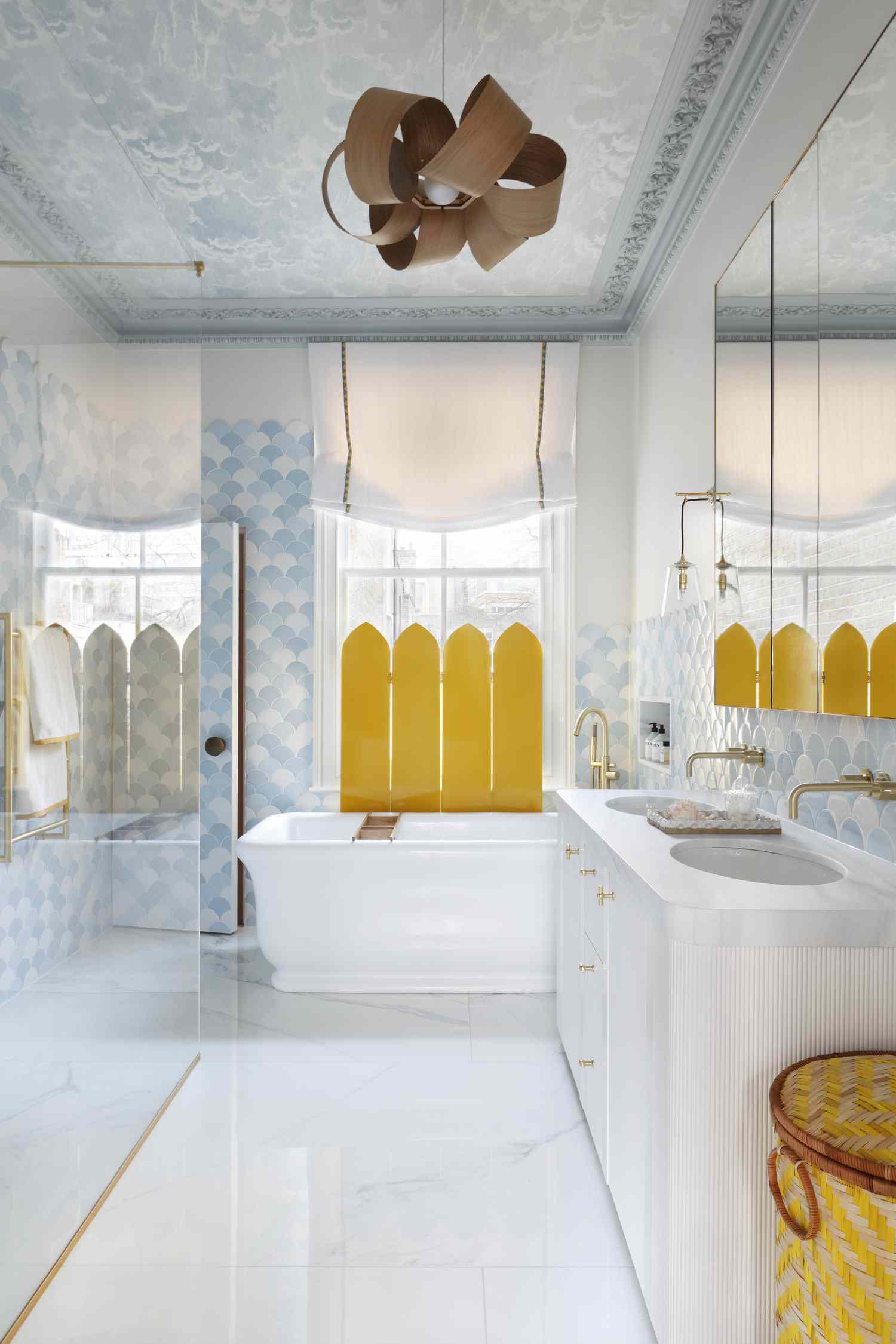 salle de bain de luxe avec plafond tapissé