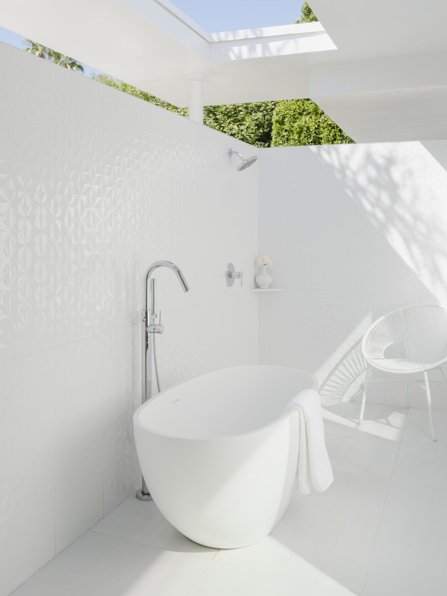 salle de bain luxueuse entièrement blanche