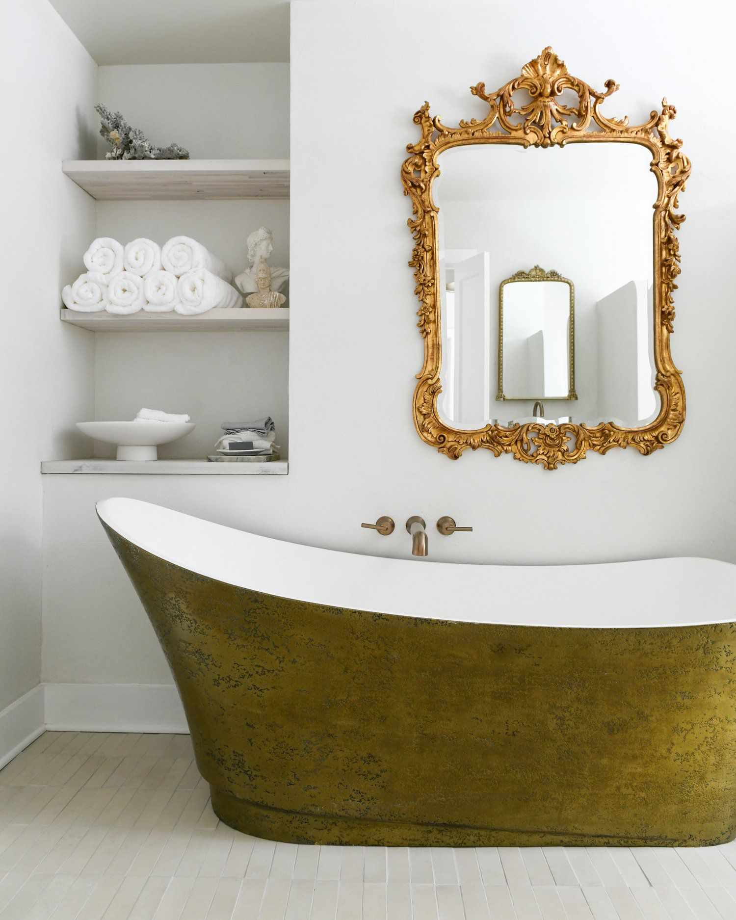 salle de bain luxueuse avec miroir orné