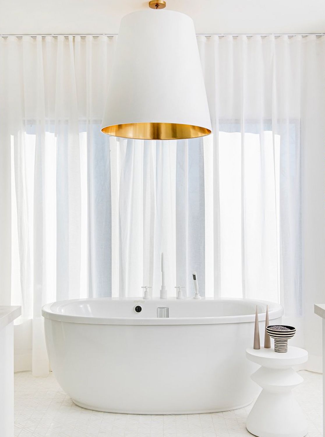 salle de bain luxueuse avec lampe suspendue surdimensionnée