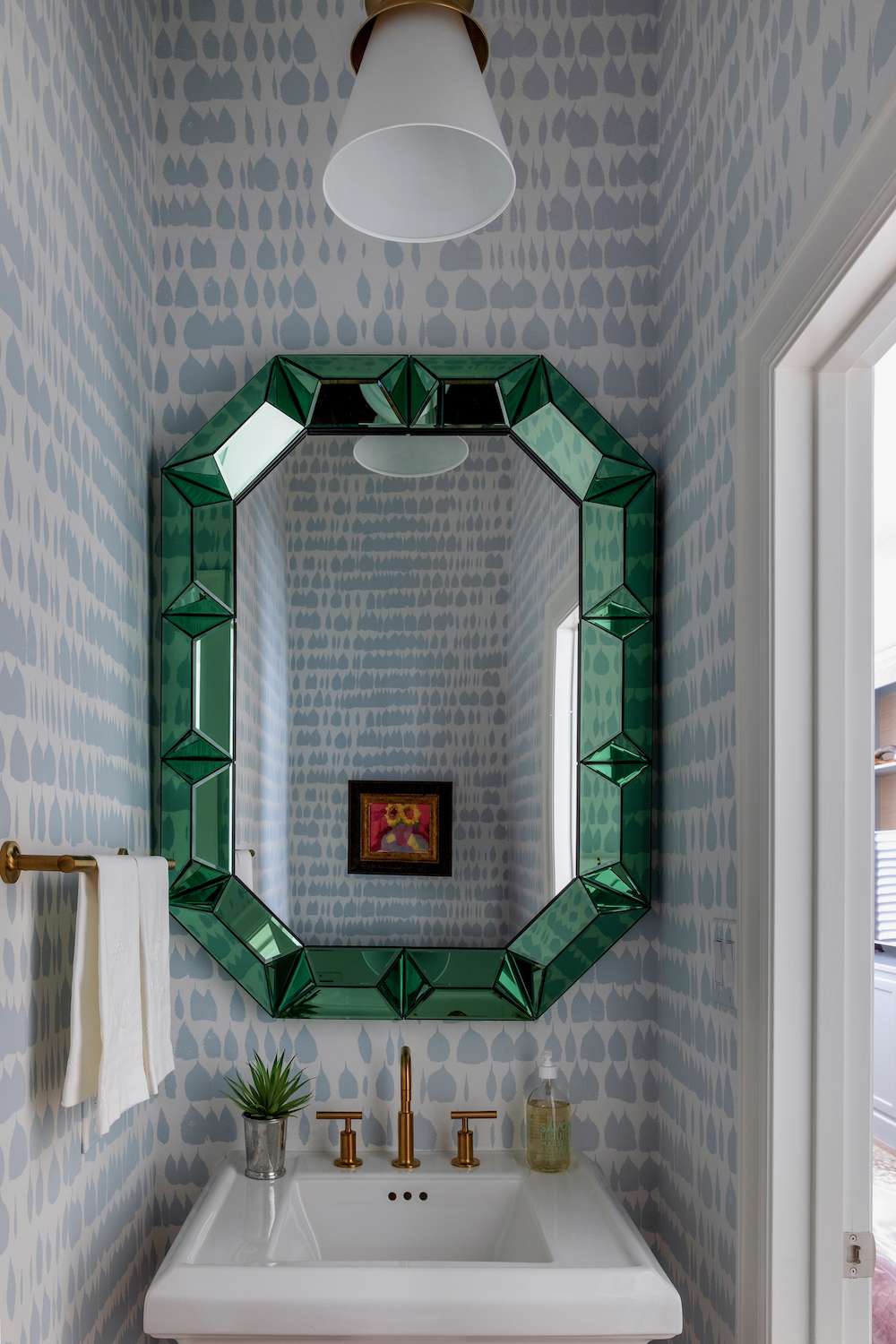 salle d'eau de luxe avec miroir à poser