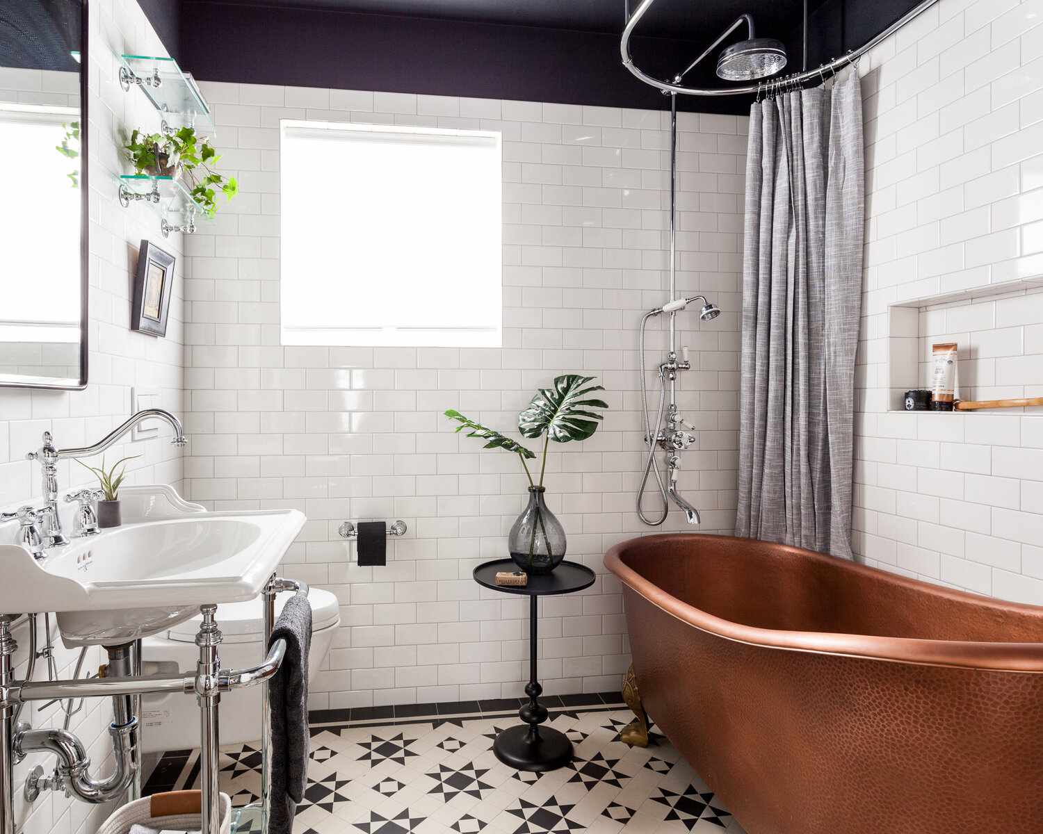 salle de bain de luxe avec baignoire en cuivre