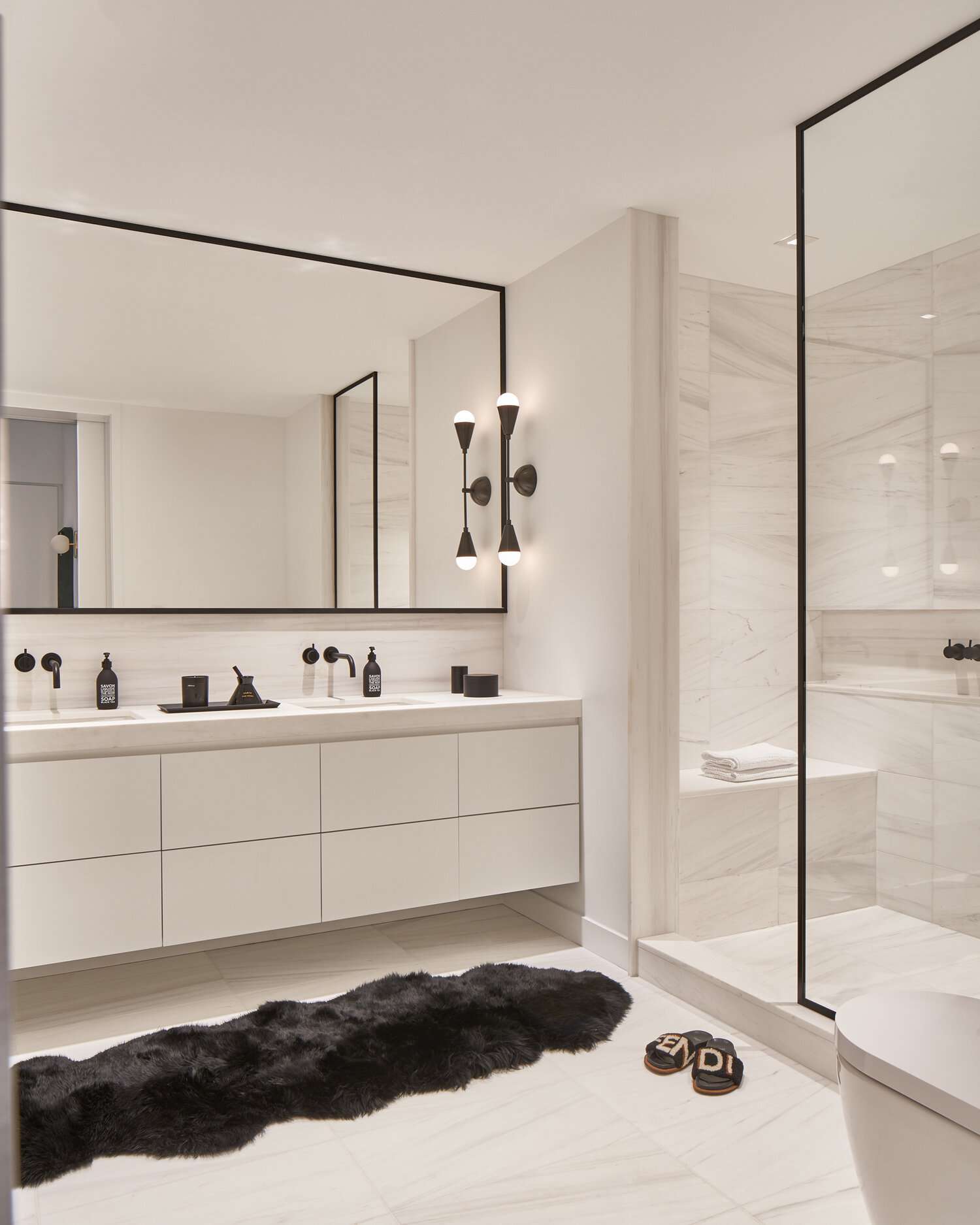 salle de bain minimaliste et luxueuse