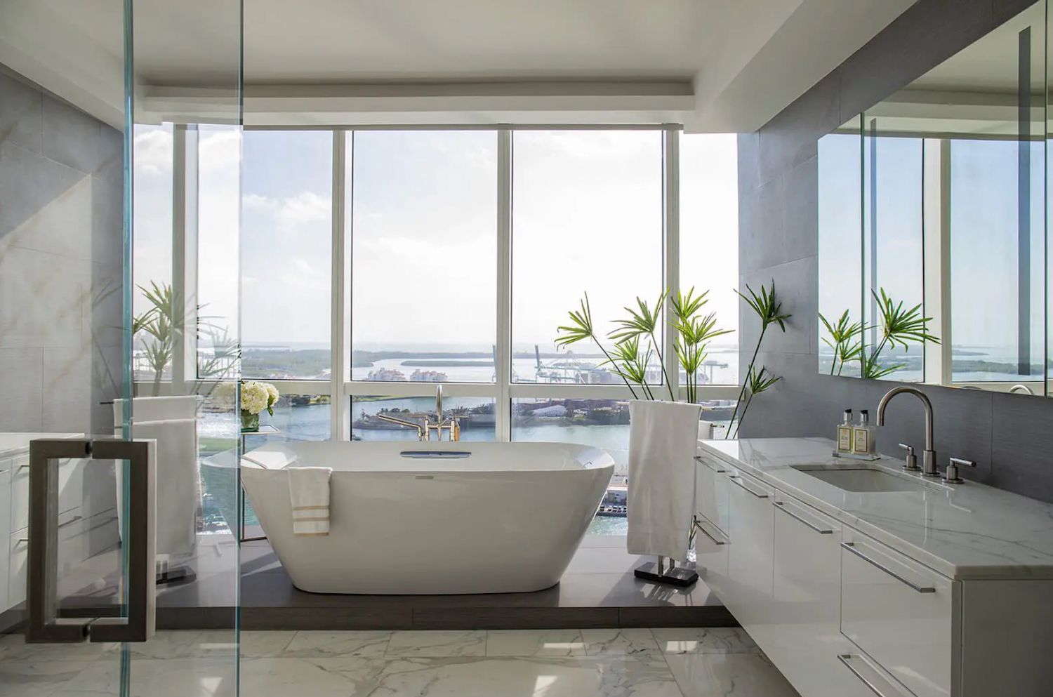 salle de bains de luxe avec fenêtres du sol au plafond
