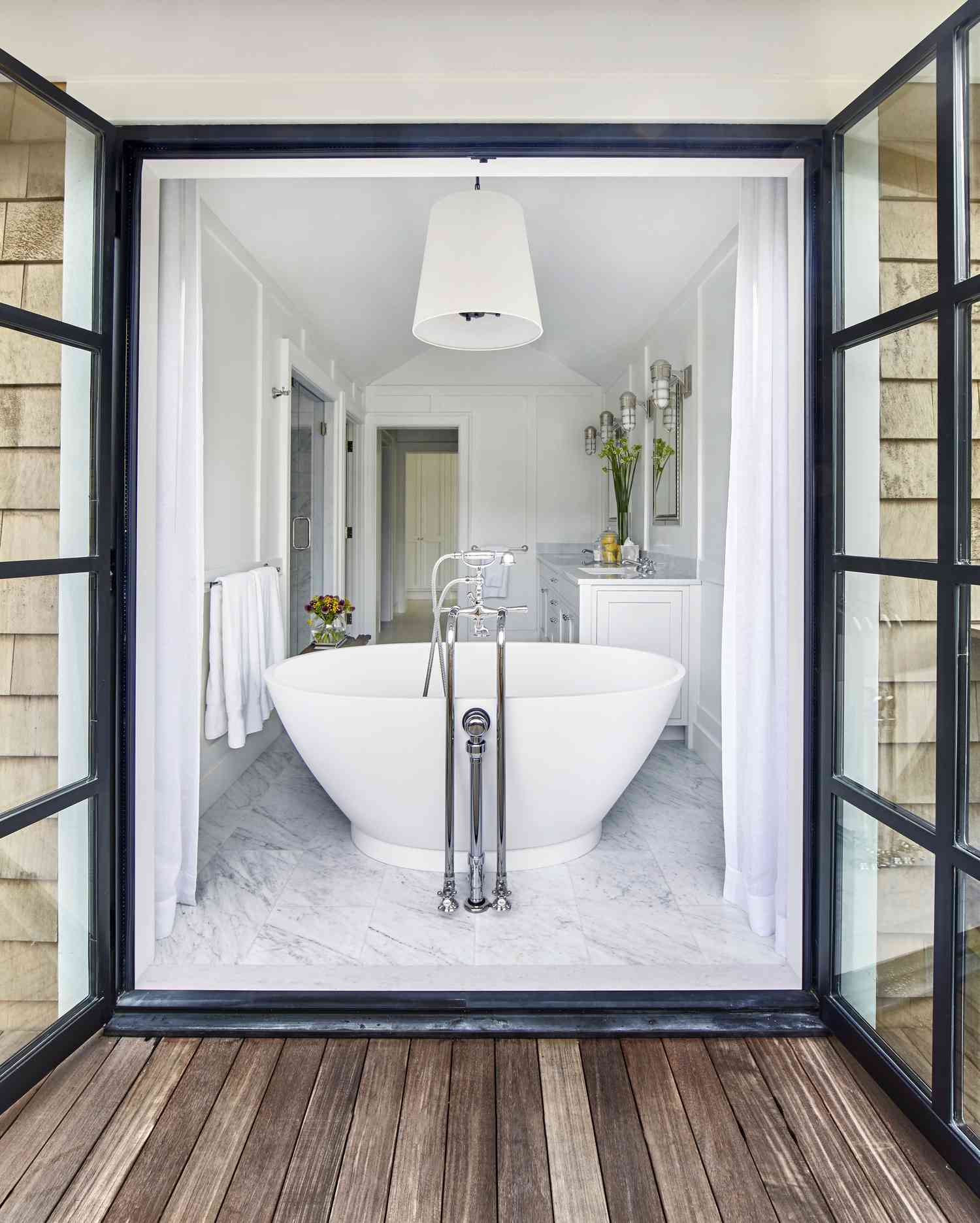 salle de bain de luxe avec terrasse