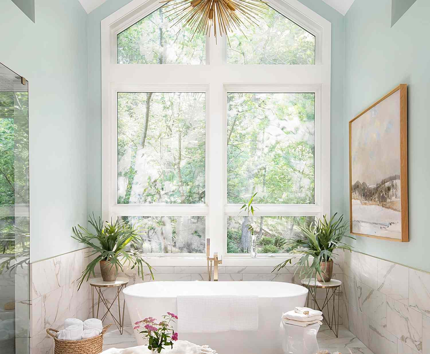 salle de bain de luxe avec plafond voûté