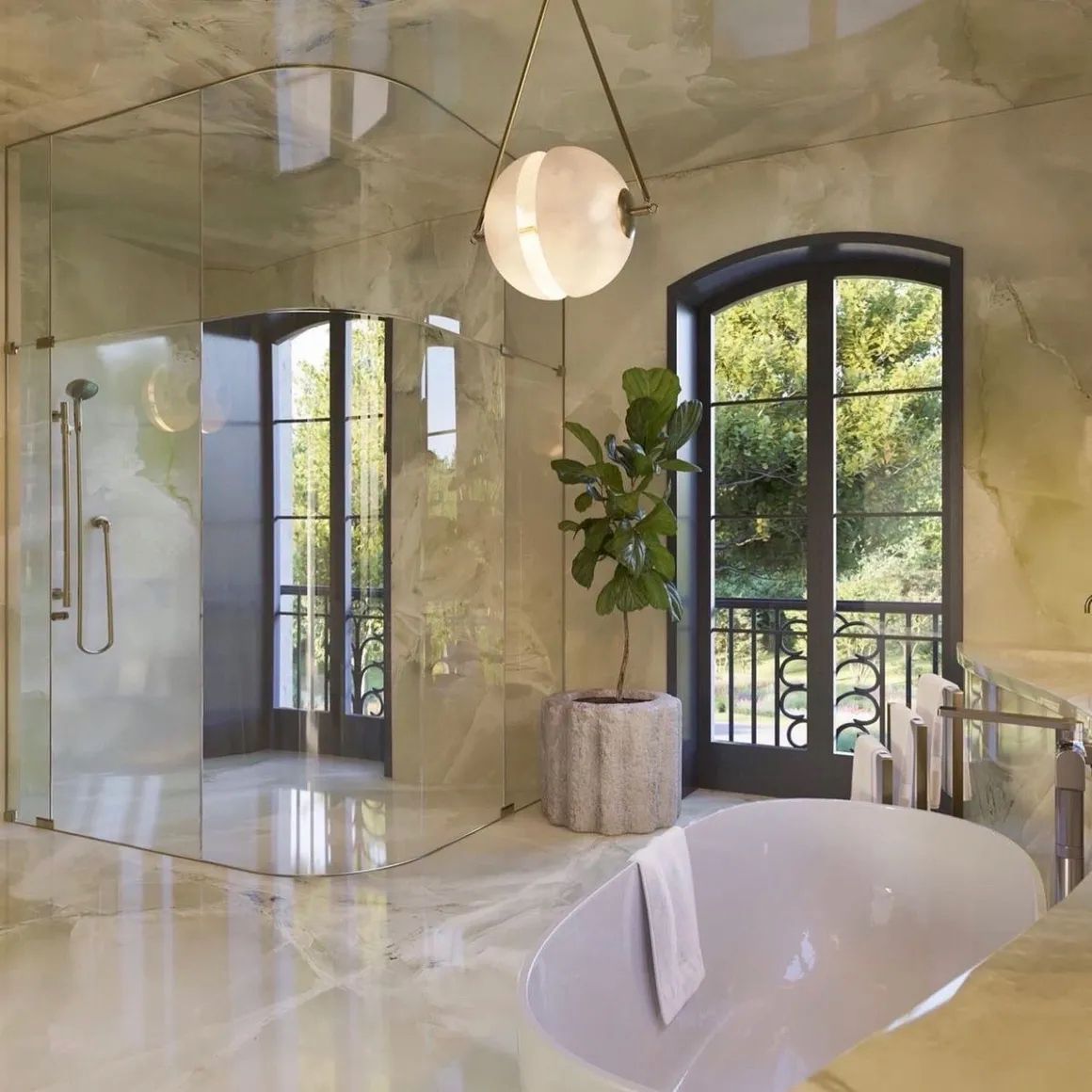 salle de bain de luxe avec douche à l'italienne