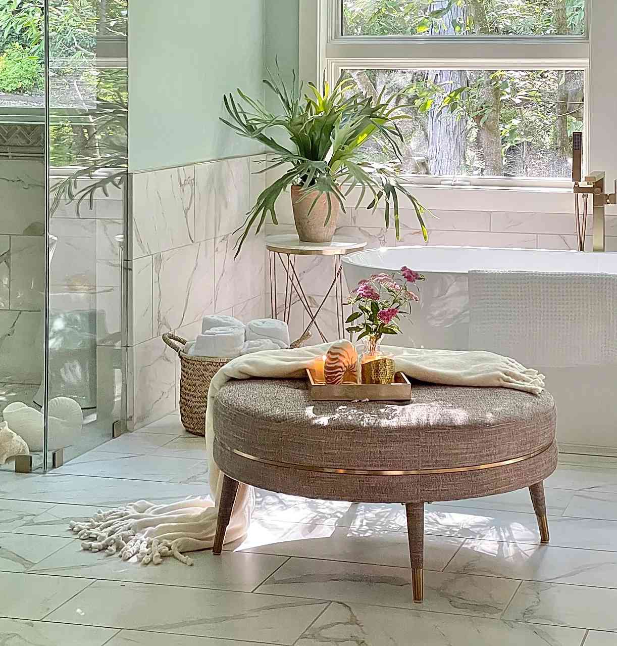 salle de bain de luxe avec ottoman