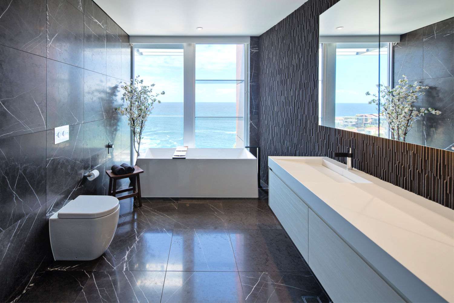salle de bain luxueuse avec vue sur la mer