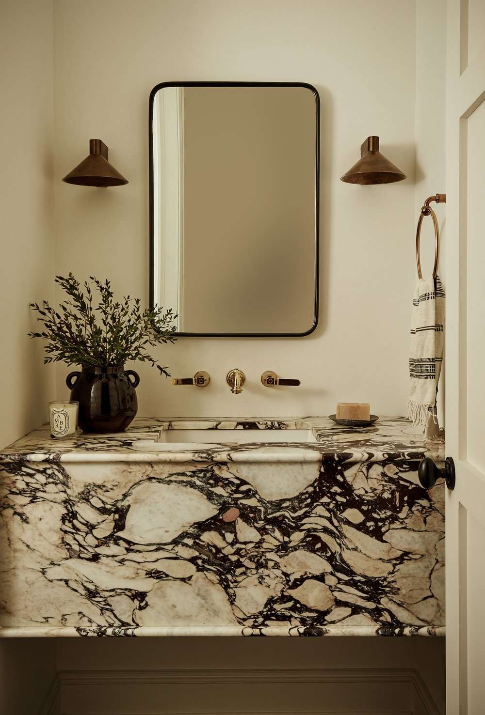 salle d'eau de luxe avec vanité flottante en marbre