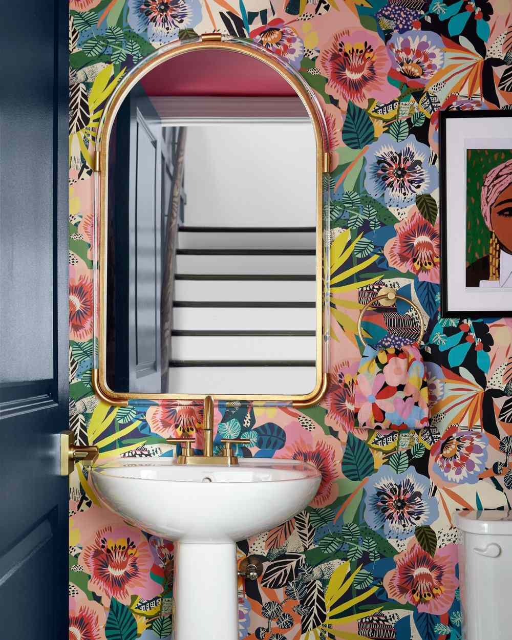papier peint floral multicolore pour salle de bain