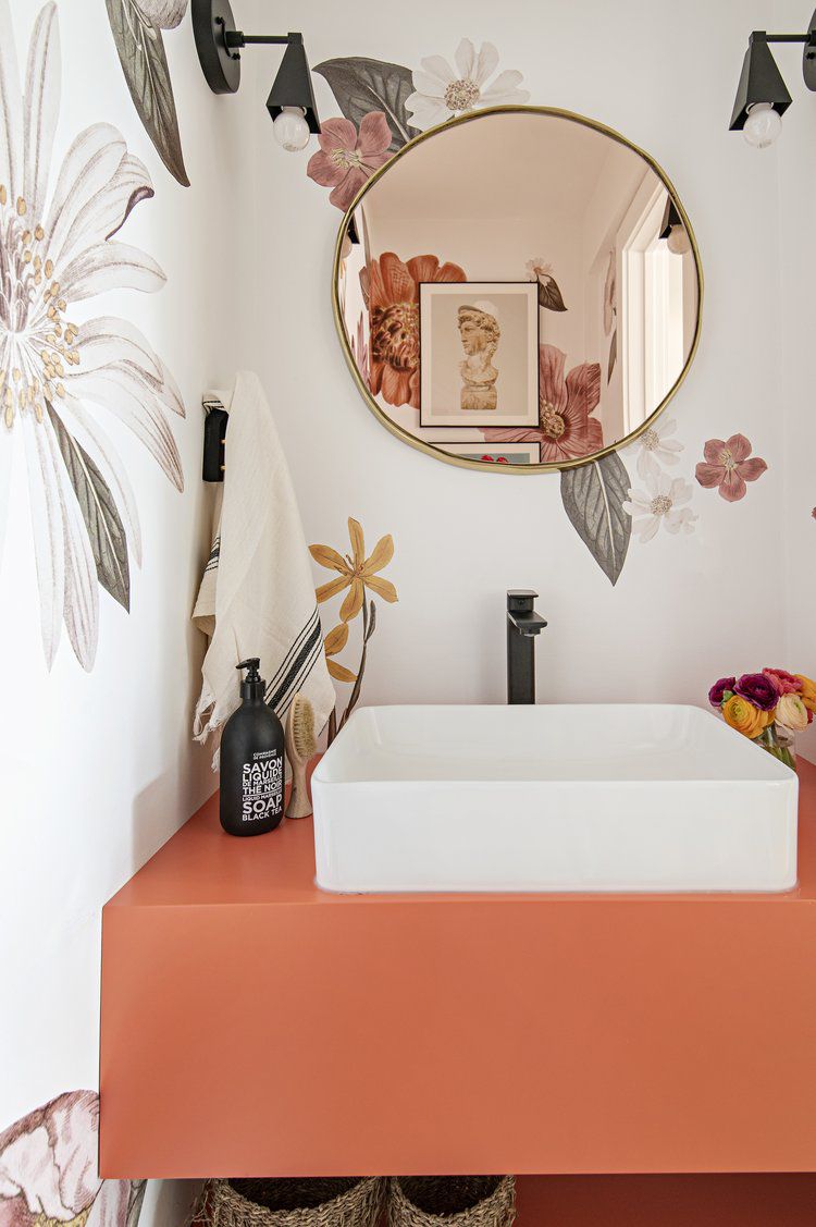 petite salle d'eau avec papier peint floral
