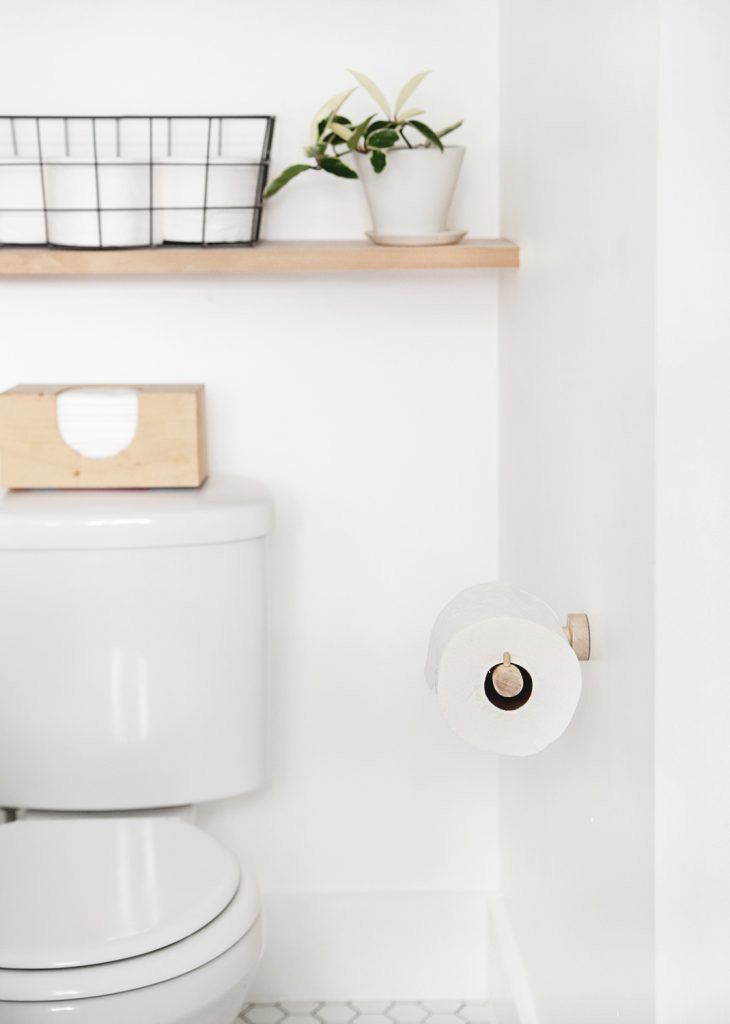 Un porte-rouleau de papier toilette en bois