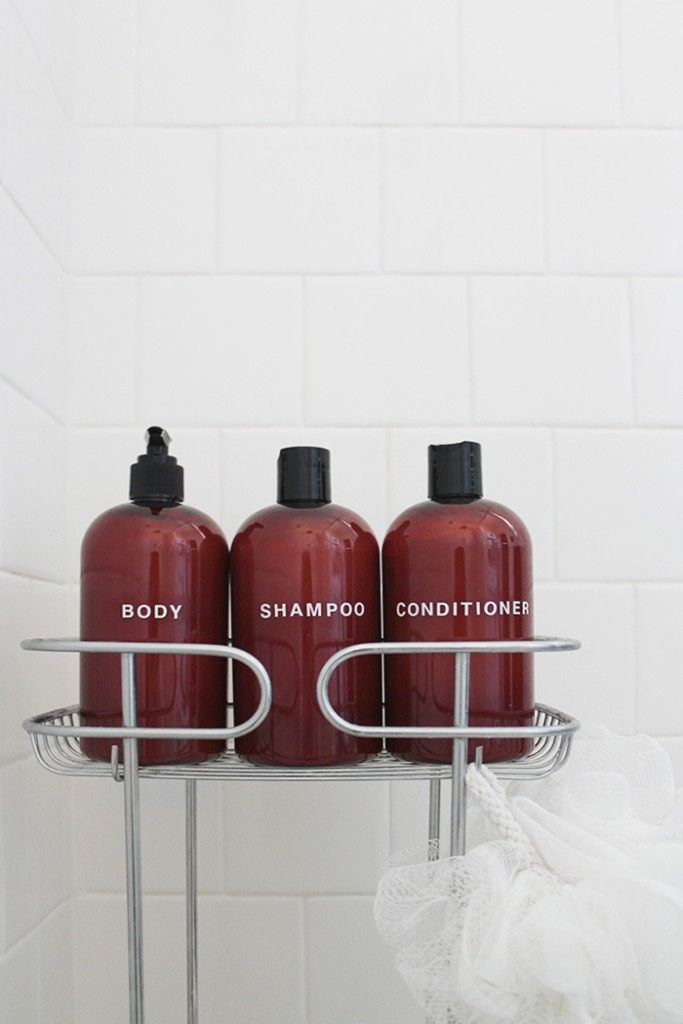 Bouteilles de shampoing personnalisées dans une douche