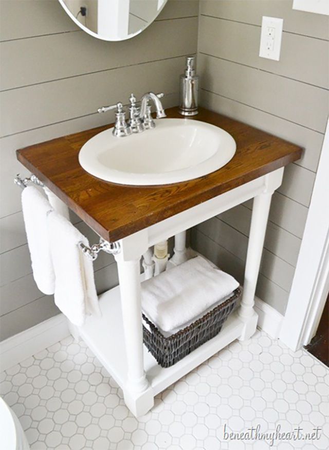Un meuble-lavabo en blocs de boucherie dans une salle de bains