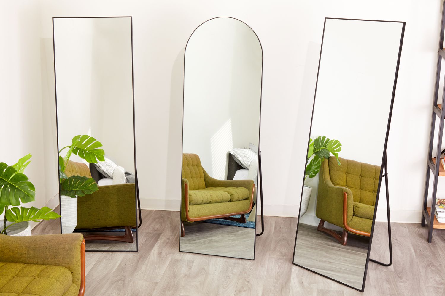 Trois miroirs au sol disposés le long d'un mur