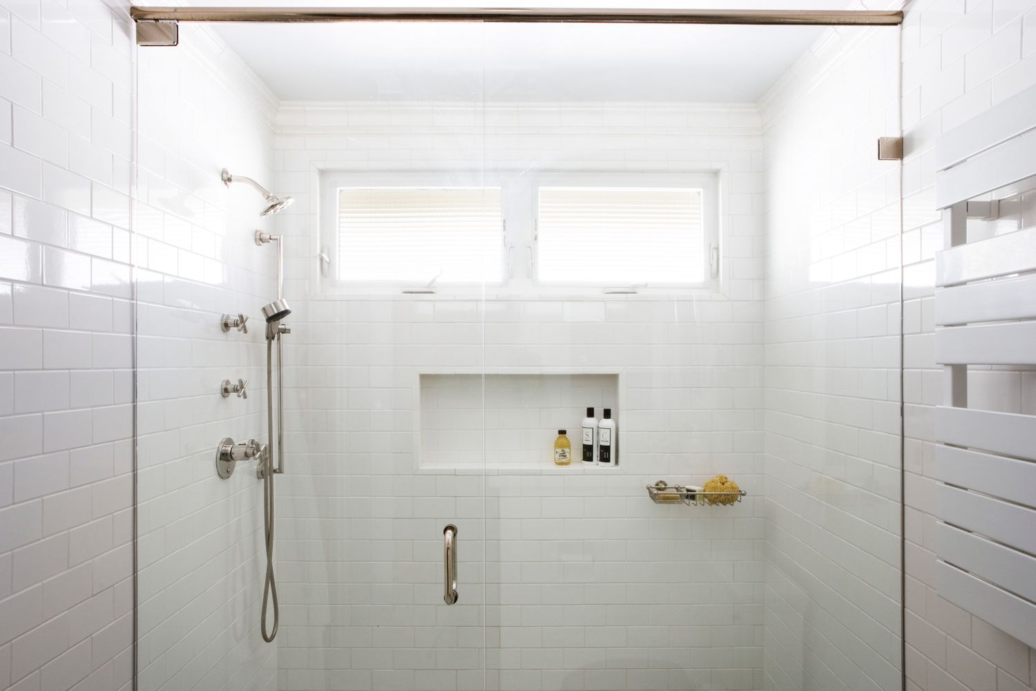 Salle de bain au sous-sol avec fenêtres raccourcies