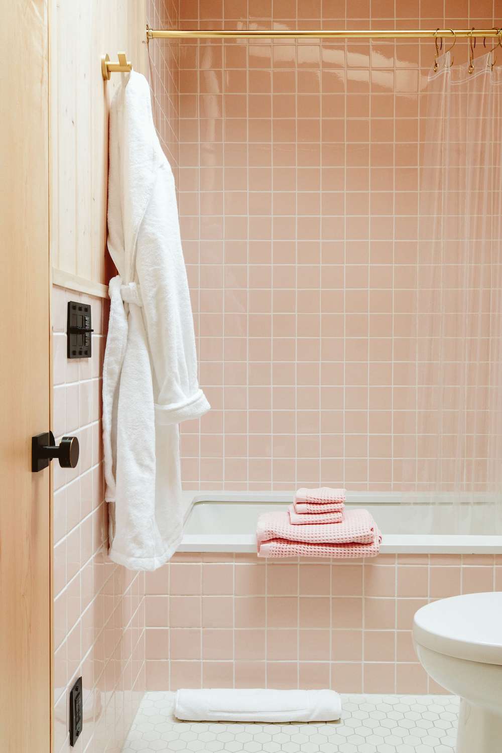 salle de bain moderne rose
