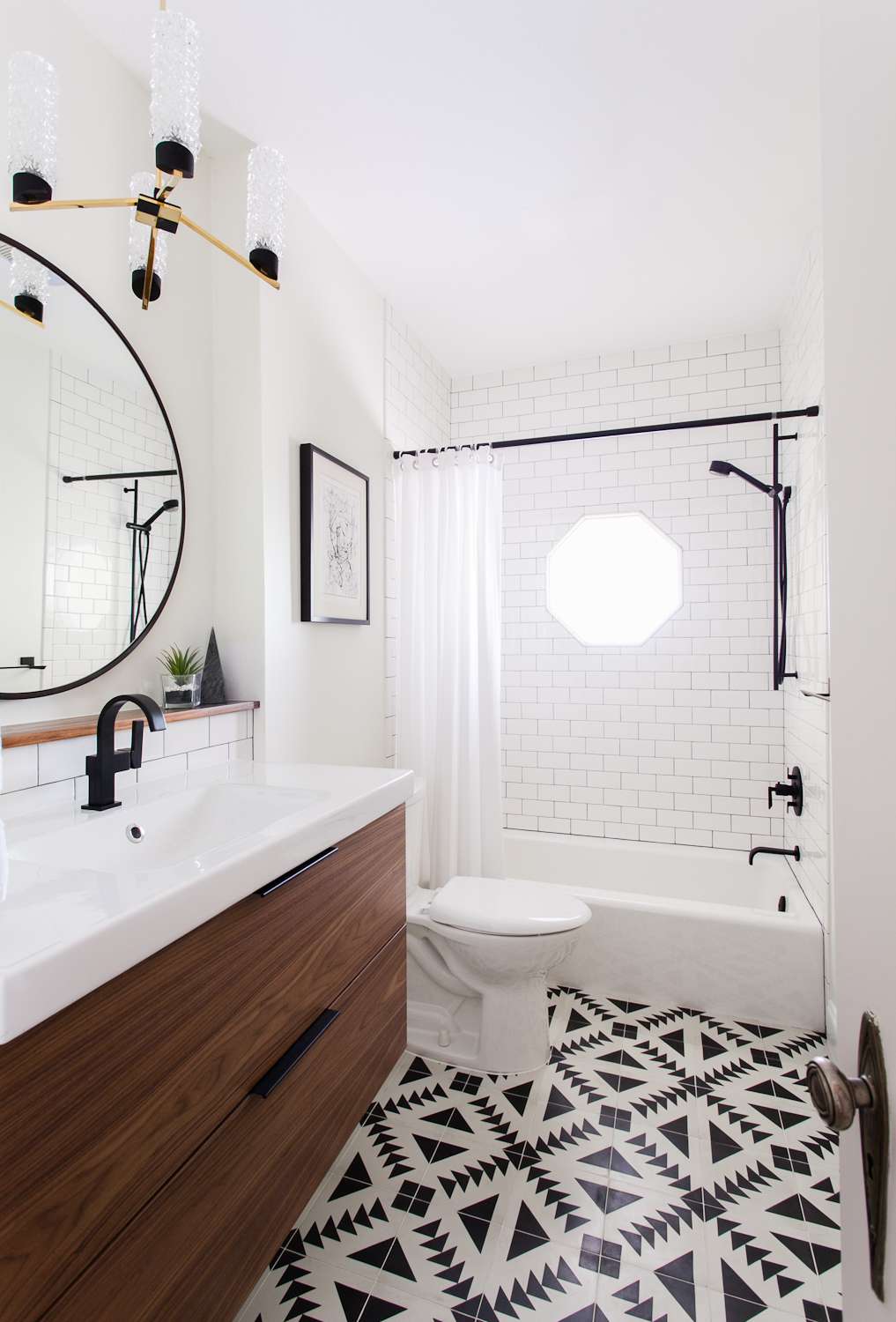 salle de bain moderne en noir et blanc