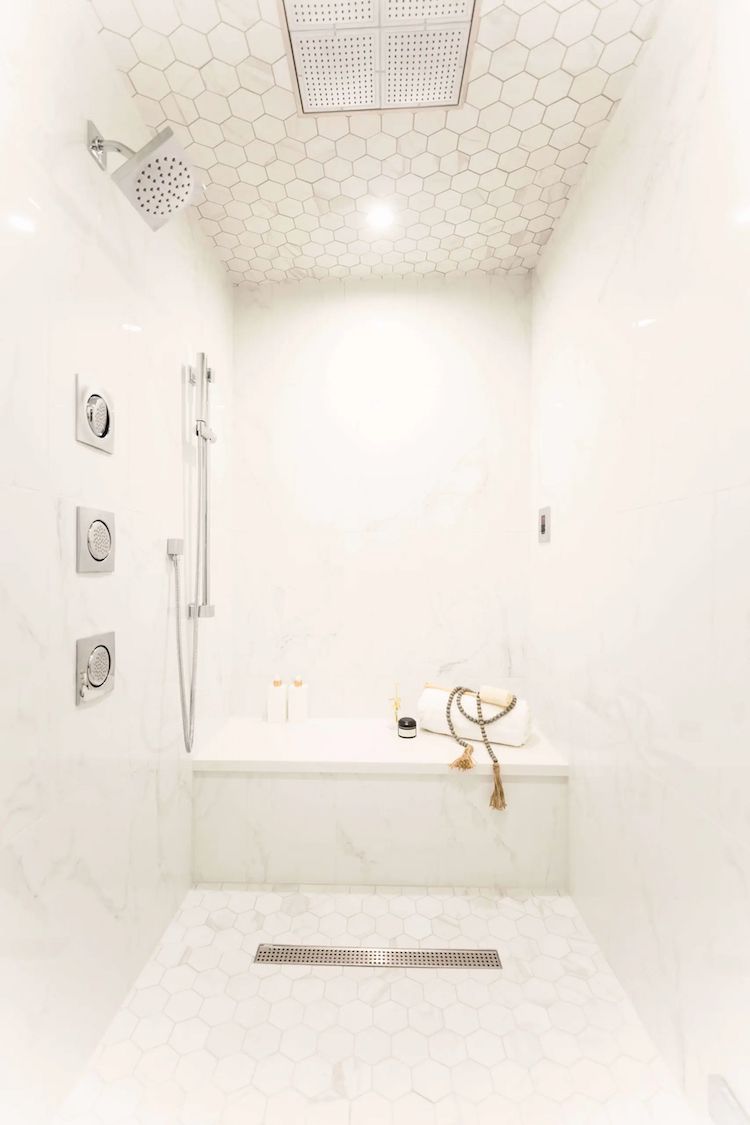 salle de bain moderne toute blanche