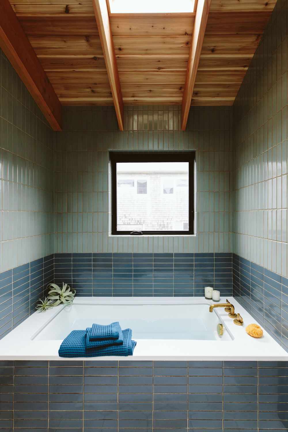 salle de bain moderne avec baignoire carrée