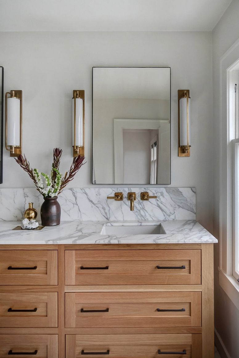 salle de bain moderne et chaleureuse