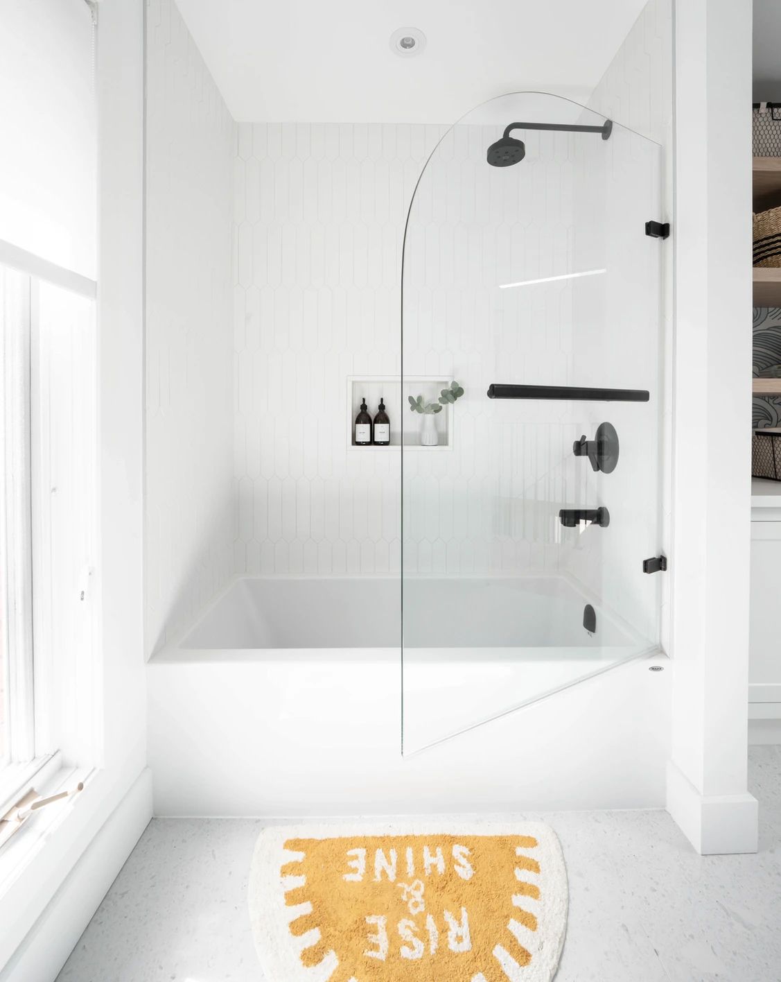 salle de bain moderne baignoire douche