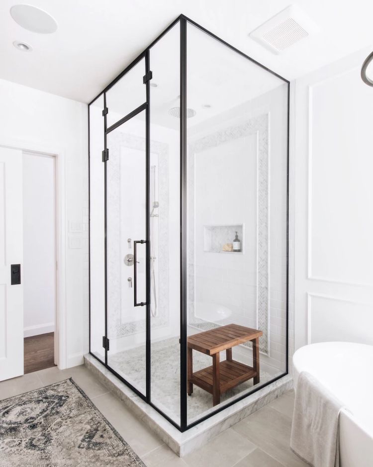 salle de bain moderne avec cabine de douche en verre