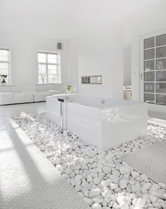 salle de bain moderne blanche avec élément en pierre