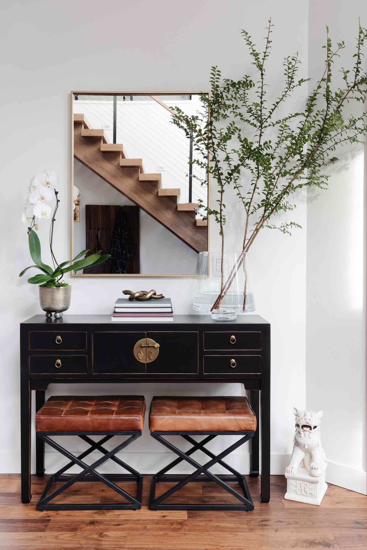 Salon avec miroir au-dessus d'une table console.