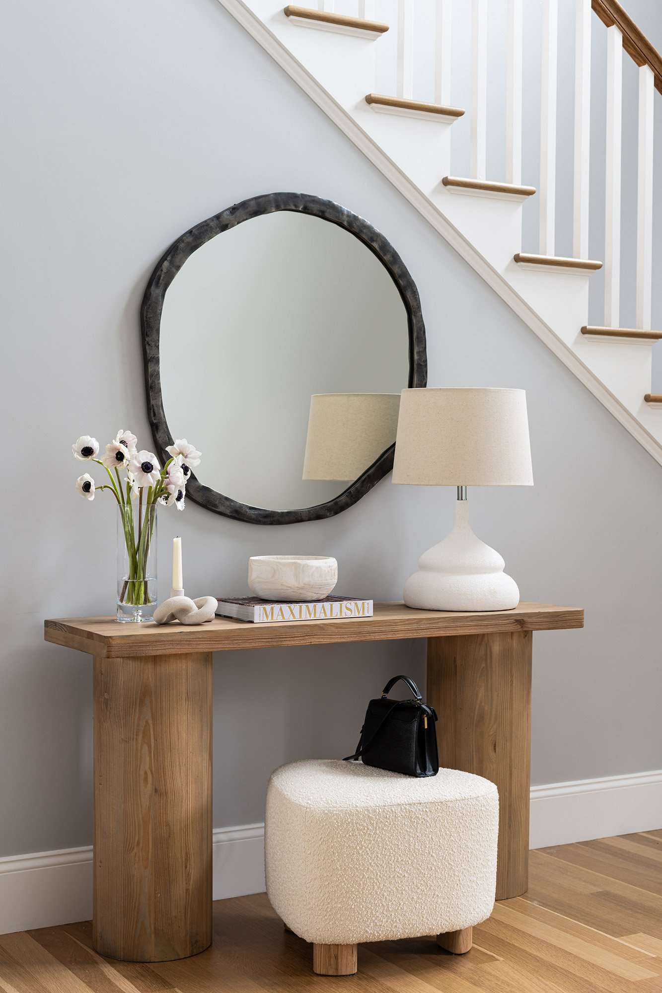 Salon avec miroir de forme organique.