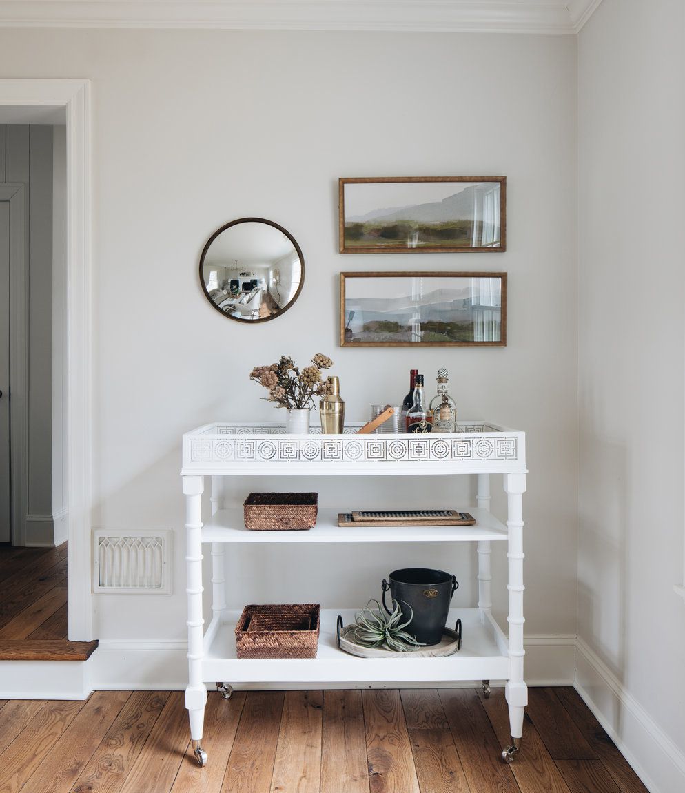 Salon avec petit miroir vintage.